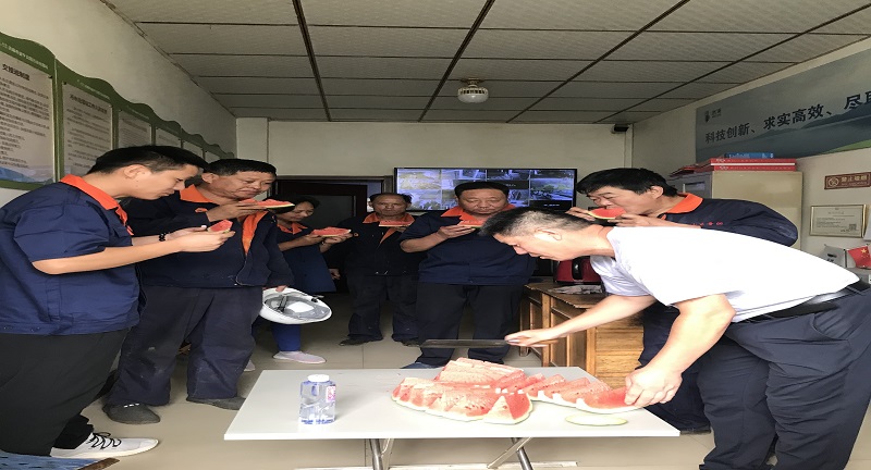 1597218285176963.jpg 【水發(fā)公用】“炎夏日送清涼 絲絲關(guān)愛沁心脾”集團(tuán)開展夏日送清涼活動 (3).jpg