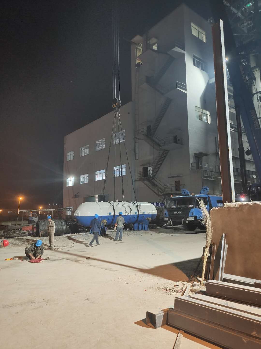 1597646638920356.jpg 【水發(fā)公用】江蘇宏?yáng)|生物質(zhì)能熱電有限公司鍋爐汽包順利吊裝就位 (2).jpg